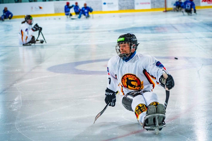 Weltmeisterschaft im Para-Eishockey: Jacob Wolff startet für Deutschland und wird von der BG BAU unterstützt