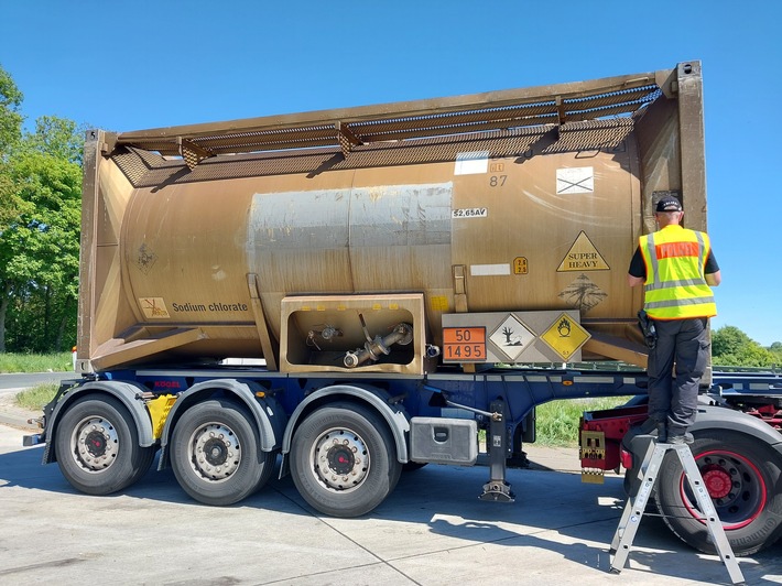 POL-RZ: Beamte kontrollieren Gefahrguttransporte