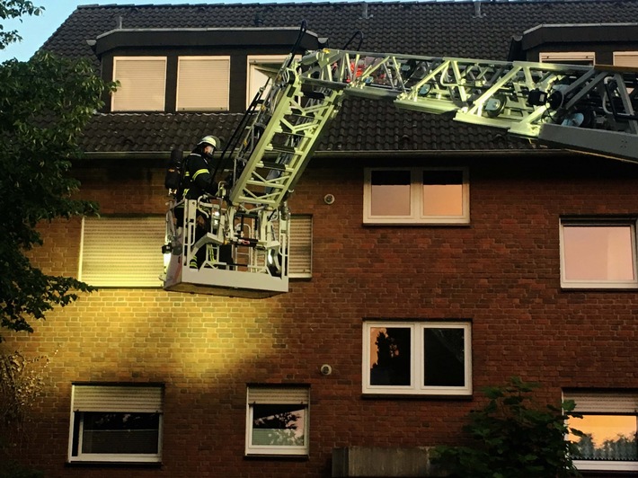 FW-EN: Balkonbrand in der Straße Am Sonnenstein - 30- jähriger Bewohner durch Feuerwehr herausgeführt.