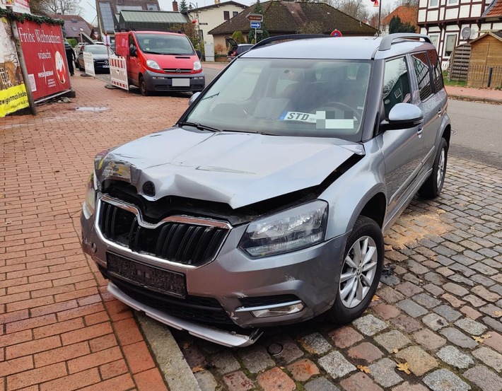 POL-STD: Autofahrerin prallt gegen Sparkassengebäude in Himmelpforten