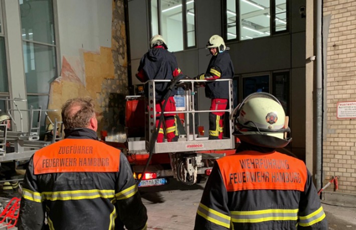 FW-HEI: Dithmarscher Feuerwehr löscht Fassadenbrand in Hamburg - COBRA-Löschsystem aus Brunsbüttel durch Hamburger Feuerwehr angefordert