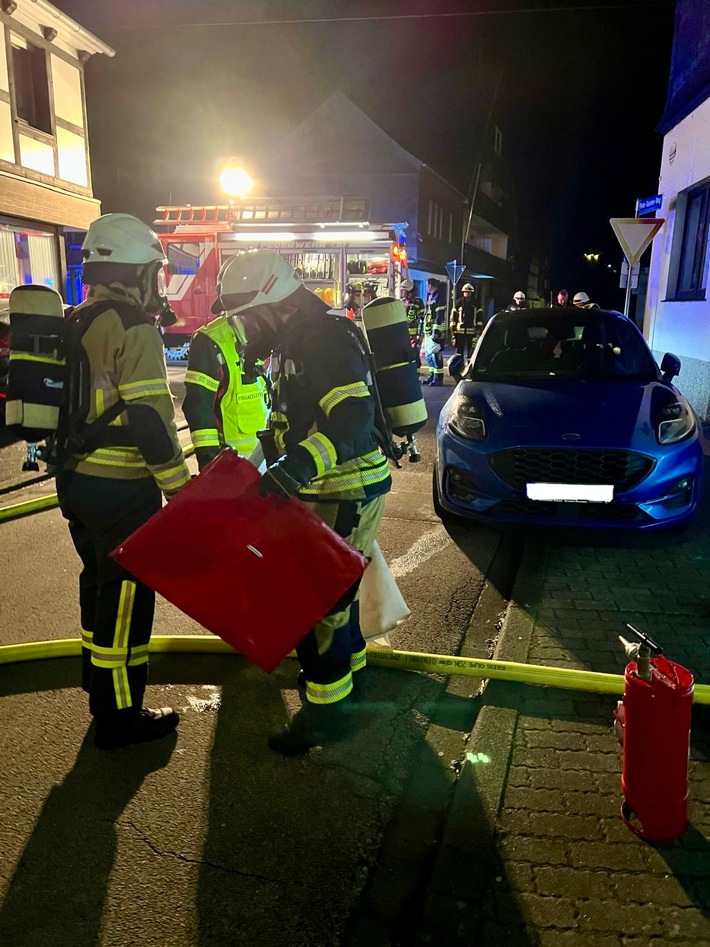 FW-OE: Nächtlicher Brandeinsatz in Elspe