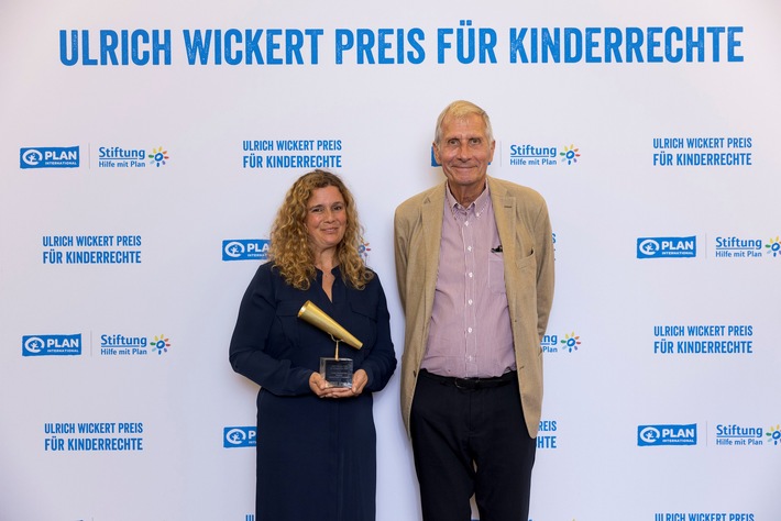 Journalist:innen mit Ulrich Wickert Preis für Kinderrechte 2024 geehrt / Stifter Ulrich Wickert und seine Jury würdigen herausragende Medienbeiträge