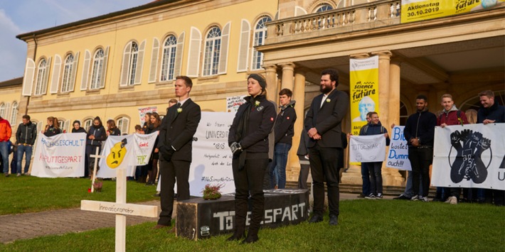 Protestaktion: Angehörige der Universität Hohenheim tragen die Bildung zum Grabe. Bild: Universität Hohenheim / Jan Winkler