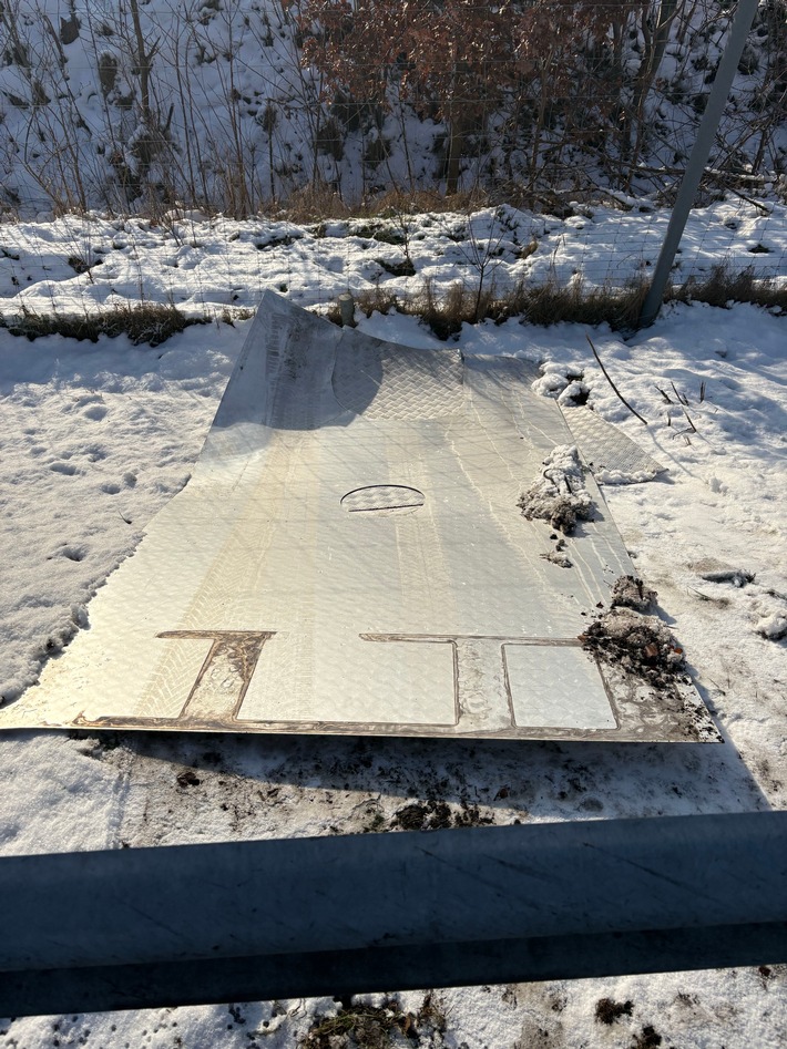 POL-DEL: Autobahnpolizei Ahlhorn: Verlust eines Metallteils auf der Autobahn 28 in Hude führt zu Unfall mit hohem Sachschaden +++ Zeugenaufruf