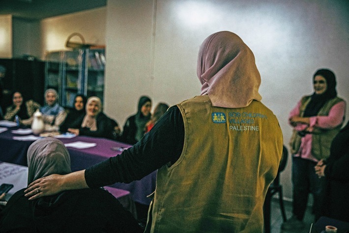 Palästina, insbesondere Gaza, ist für Mitarbeiter von Hilfsorganisationen aktuell das tödlichste Land der Welt. Das teilen die SOS-Kinderdörfer zum Welttag der humanitären Hilfe am 19. August mit. Von 176 Todesfällen unter den Helfern, die von Januar bis Mitte August 2024 weltweit registriert wurden, entfallen laut "Humanitarian Outcomes" 121 auf Palästina, das sind mehr als zwei von drei Fällen.

Nutzungsbedingungen: Übertragen wird das nicht-exklusive, nicht übertragbare Recht an Bild und Text, dieses für die angemessene Berichterstattung über die SOS-Kinderdörfer im vorliegenden Kontext zu nutzen. Die Nutzung zu kommerziellen Zwecken ist untersagt. Die Bearbeitung des Materials in jeglicher Technik ist untersagt, sofern diese die Darstellung oder den Kontext von Text oder Bild verändert. Stets anzugeben sind der Name des/r Fotograf:in und die Bildquelle: "SOS-Kinderdörfer weltweit." / Weiterer Text über ots und www.presseportal.de/nr/1658 / Die Verwendung dieses Bildes für redaktionelle Zwecke ist unter Beachtung aller mitgeteilten Nutzungsbedingungen zulässig und dann auch honorarfrei. Veröffentlichung ausschließlich mit Bildrechte-Hinweis.