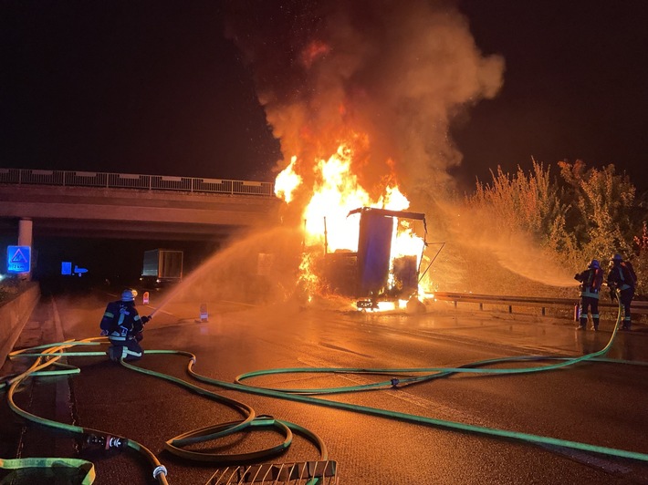FW-BN: Brennender LKW-Anhänger auf der BAB 59