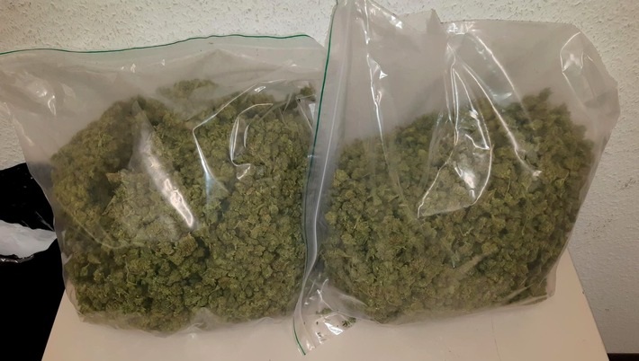 BPOL NRW: Bundespolizei nimmt Drogenschmuggler mit über 2 Kilogramm Marihuana fest - geschätzter Schwarzmarktwert von über 10.000 Euro