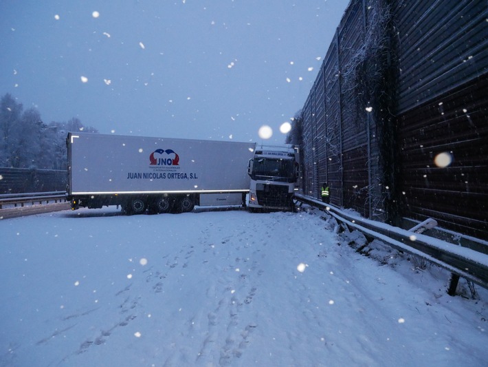 POL-ROW: Winterchaos auf der A 1: Polizei nimmt 38 Verkehrsunfälle auf