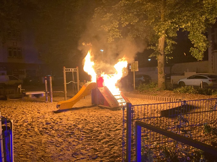 POL-HA: Brand auf Kinderspielplatz - Rutsche steht in Flammen
