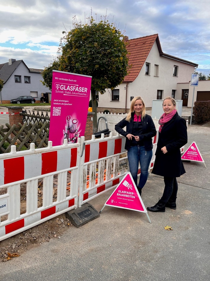 Im Plan: Bürgermeisterin Steffi Syska besucht Glasfaser-Baustelle der Telekom