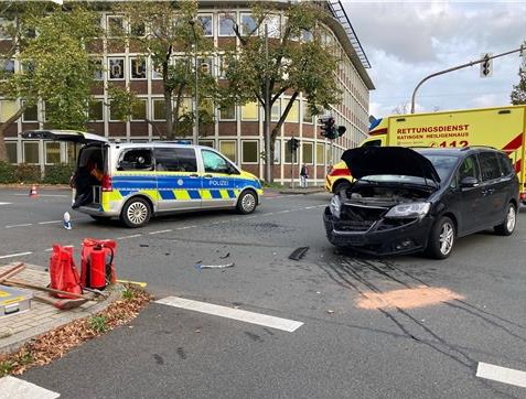 POL-ME: Verkehrsunfall unter Beteiligung eines Streifenwagens - Ratingen - 2410118