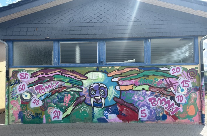 Vom Klassenzimmer an die Sprühdosen: Schülerzeitungsredaktion aus Bad Berleburg gewinnt Wettbewerb und bringt Farbe auf den Schulhof