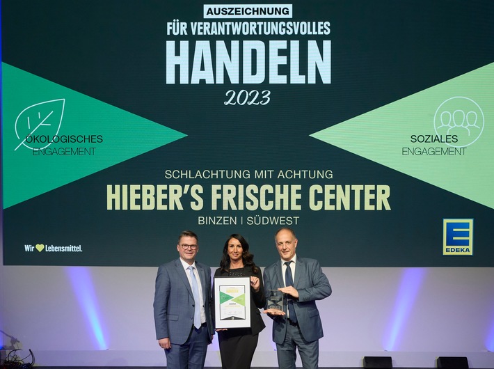 Hieber's Frische Center in Binzen erhält die "Auszeichnung für verantwortungsvolles Handeln 2023". Im Bild von links nach rechts: Karsten Pabst, Stephanie Rieschel, Martin Weißlämmle. / Weiterer Text über ots und www.presseportal.de/nr/51907 / Die Verwendung dieses Bildes für redaktionelle Zwecke ist unter Beachtung aller mitgeteilten Nutzungsbedingungen zulässig und dann auch honorarfrei. Veröffentlichung ausschließlich mit Bildrechte-Hinweis.