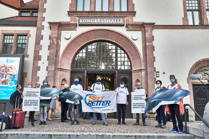 Anlässlich der Verhandlungen "Feste Fehmarnbeltquerung": BELTRETTER-Aktion zum Prozessauftakt in Leipzig / "Dieser monströse Tunnel darf auf keinen Fall gebaut werden!"