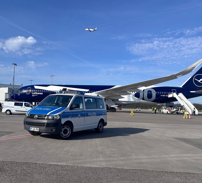 BPOL NRW: Bundespolizei nimmt gesuchten Straftäter am Flughafen Köln/Bonn fest