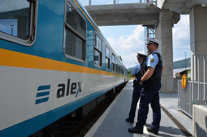 Bundespolizeidirektion München: Exhibitionist belästigt junge Frau