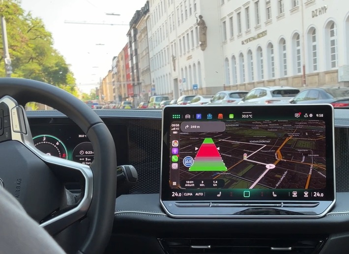 Grüne Welle direkt im Dashboard / trafficpilot 2.0 vereint Ampelprognose und Navigation