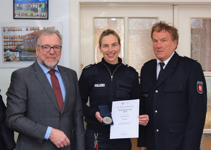 POL-WHV: Polizeipräsident besucht das Polizeikommissariat Varel - Angie Geschke erhält Ehrenmedaille und Urkunde für Spitzensportlerinnen und -sportler bei der niedersächsischen Polizei (mit Bild)