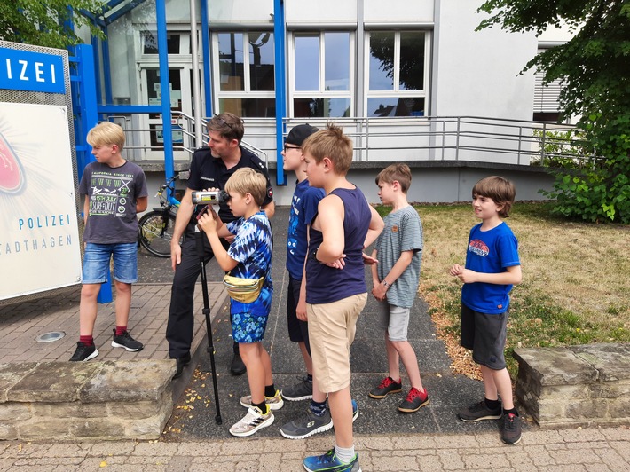 POL-NI: Stadthagen: "Polizei - Dein Freund und Helfer" - Aktion Ferienspaß bei der Polizei Stadthagen begeistert Stadthäger Schüler