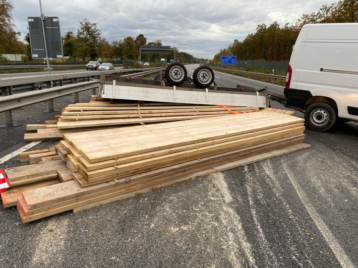 POL-PDKL: Anhänger umgestürzt - Ladung über die Fahrbahn verteilt