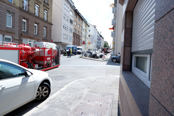 FW Stuttgart: Gasausströmung in Stuttgart-Mitte /Mehrere Gebäude geräumt /Feuerwehr über 16 Stunden im Einsatz