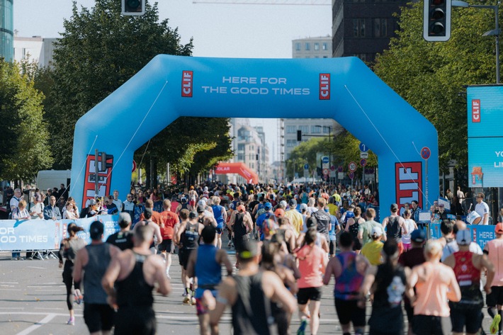 Gute Zeiten statt Bestzeiten: CLIF bringt erstmals Pacemaker für 5- bis 6-Läufer:innen beim BMW BERLIN-MARATHON an den Start