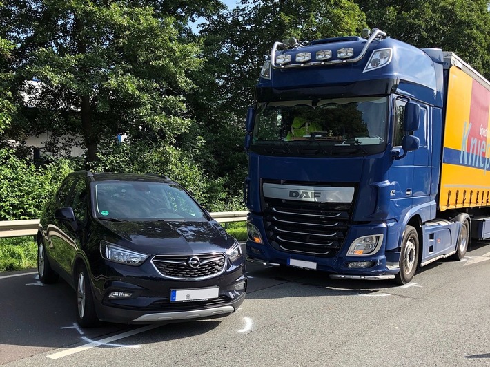 POL-OE: Unfall zwischen Lkw und Pkw