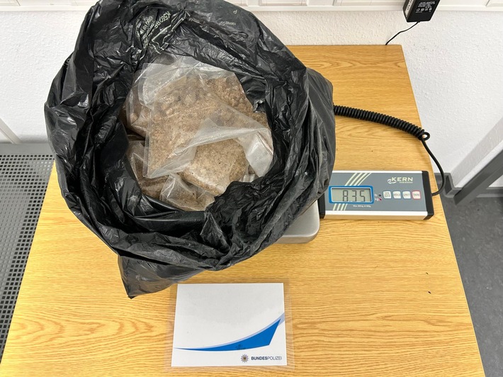 BPOL NRW: Fahndungserfolg der Bundespolizei; Duo aus Nordmazedonien mit 8,35 Kilogramm MDMA-Kristallen, im Wert von 275.500 Euro, auf der Bundesautobahn A 61 festgenommen