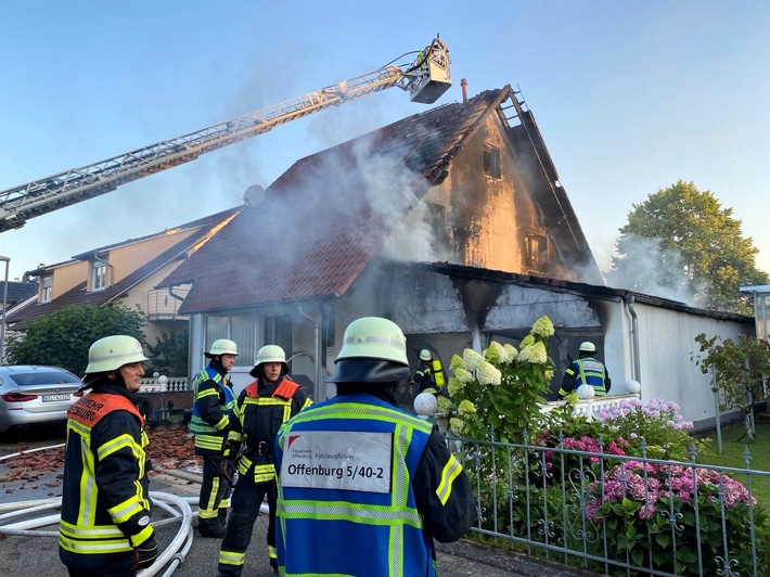 FW-OG: Garagenbrand breitet sich auf Wohnhaus aus
