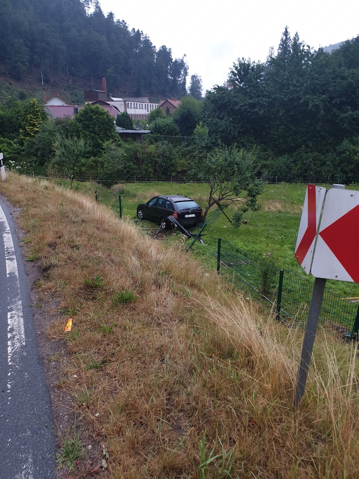 POL-PDNW: L499-Erfenstein: Zeugenaufruf nach Verkehrsunfallflucht