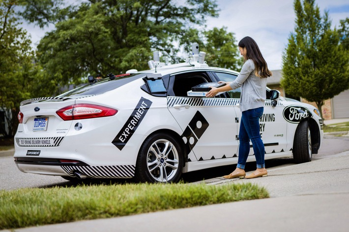 Ford und Domino&#039;s erproben erstmals die Pizza-Auslieferung in autonom fahrenden Autos (FOTO)