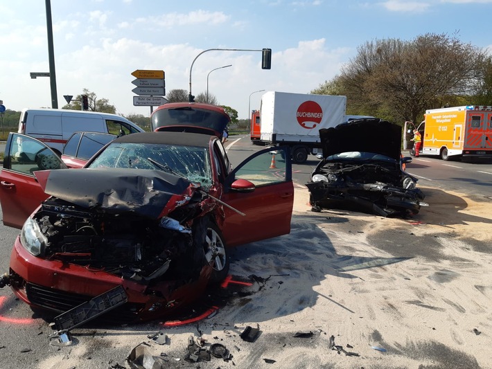 FW-GE: Drei verletzte Personen nach Verkehrsunfall in Gelsenkirchen-Scholven