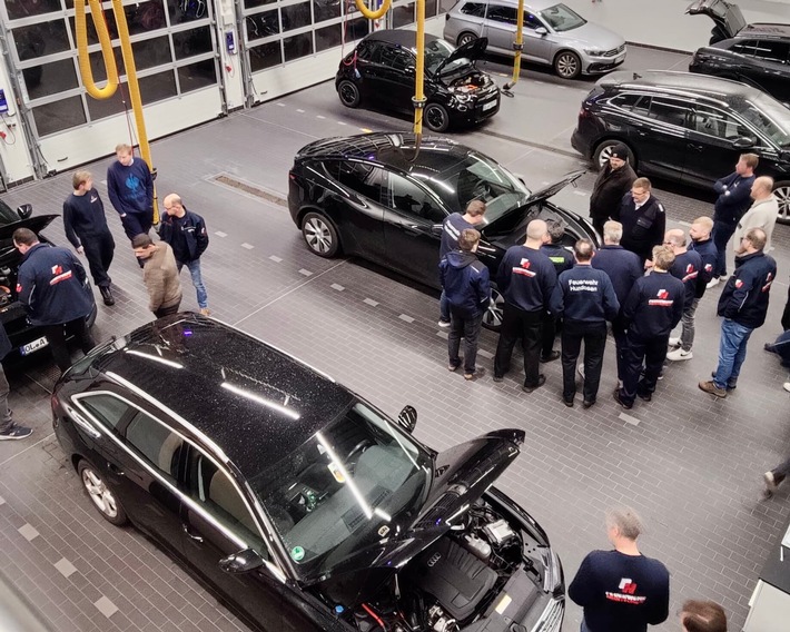 FW-OLL: Elektromobilität und alternative Antriebe - die Feuerwehr Huntlosen veranstaltet einen informativen Übungsdienst