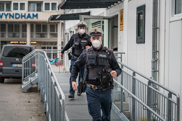 BPOL NRW: Herzstillstand im Bahnhof: Einsatzkräfte der Bundespolizei retten ein Leben