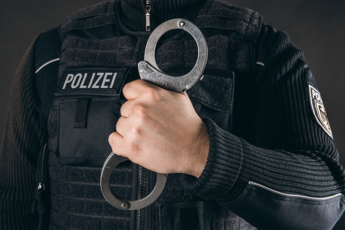 BPOL NRW: Haftbefehl wegen der Verabredung zum Mord in Tateinheit mit Raubdelikt von Bundespolizei vollstreckt - Haftbefehl bestand schon 16 Jahre