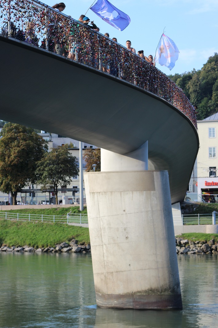 Gigantische Plakataktion am Salzburger Makatsteg - Pro Life Tour von München nach Salzburg endete vergangenen Sonntag - BILD