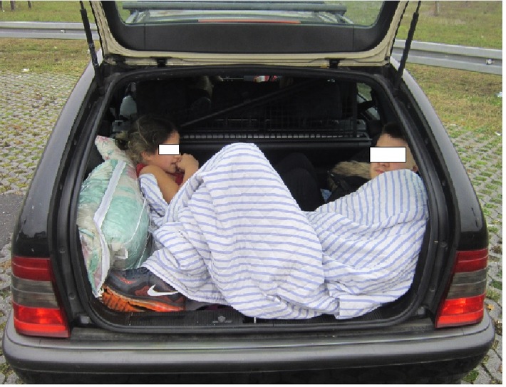 POL-VDMZ: Kinder im Kofferraum; besorgte Verkehrsteilnehmer rufen Polizei