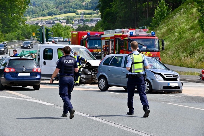 FF Olsberg: Verkehrsunfall mit 3 Verletzten am Autobahnzubringer Olsberg