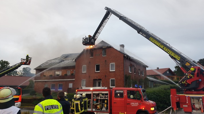 FW-RZ: Großfeuer in einem Mehrfamilienhaus in Groß Schenkenberg (2. Meldung und Korrektur)