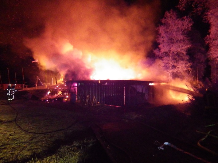 POL-CUX: Brand in Vereinsheim eines Wassersportvereins + Sachschaden nach Küchenbrand + Alkoholisiert gegen Tanklastzug gestoßen