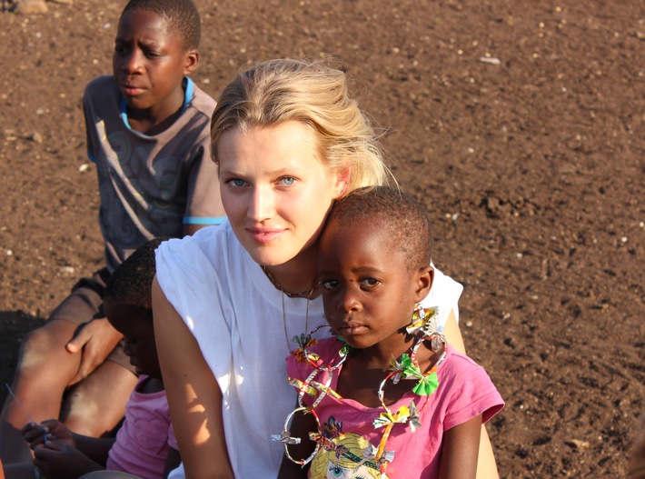 Toni Garrn gründet Stiftung und startet Projekt in Simbabwe / Das erfolgreiche Model weitet sein Engagement für Plan International aus