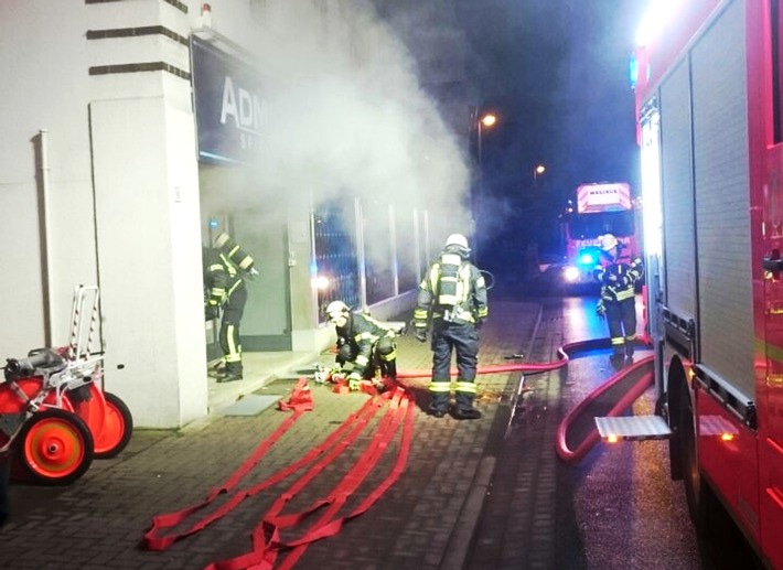POL-HM: Theaternebel löst Polizei- und Feuerwehr-Einsatz aus - Polizei evakuiert Wohnhaus