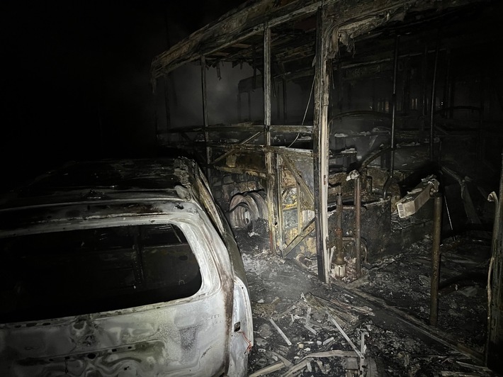 FW-Velbert: Hoher Sachschaden durch Großbrand im Busdepot