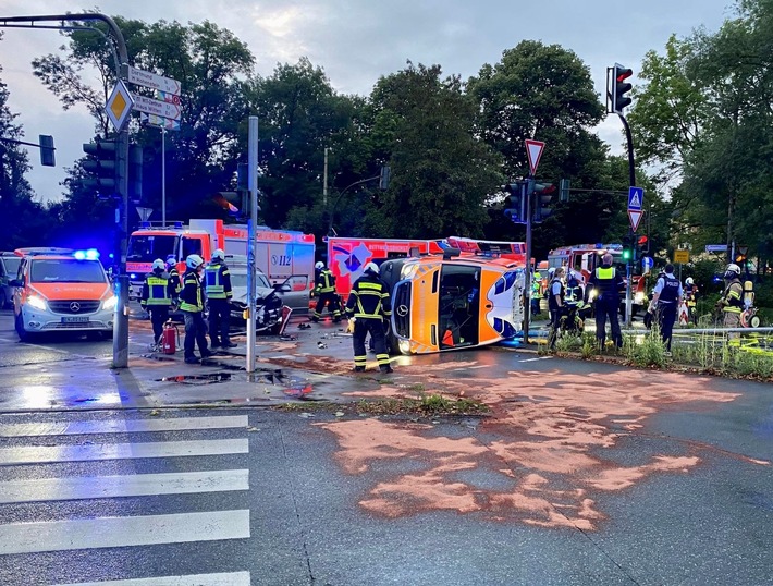 FW Witten: Schwerer Verkehrsunfall mit einem Krankenwagen