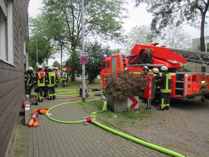 FW-MH: Kellerbrand - 13 Personen betroffen