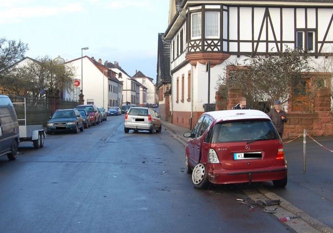 POL-PPWP: Ungebremst gegen parkenden Wagen