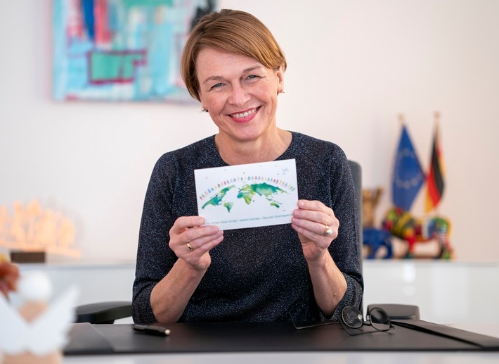 Elke Büdenbender: UNICEF-Karten gegen die Einsamkeit