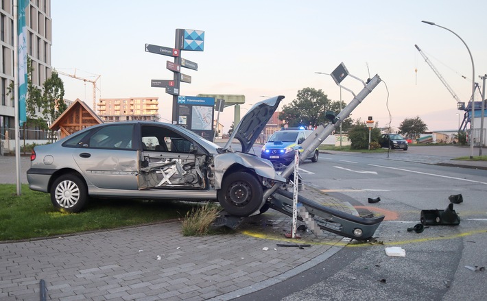 POL-Bremerhaven: Unfall auf der Barkhausenstraße: Auto prallt gegen Ampelmast - Fahrer flüchtet