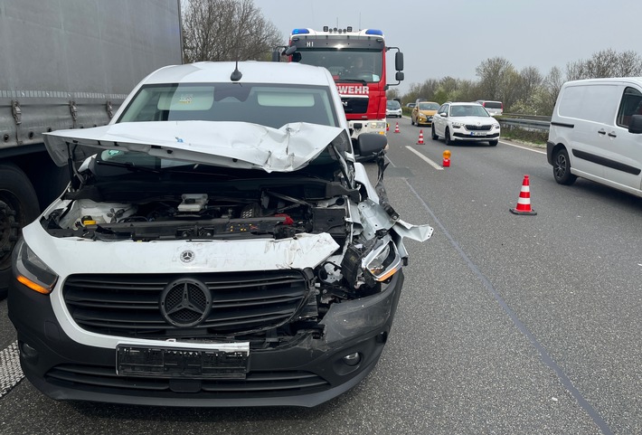 FW Moers: Unfall mit Blutplasma-Transport / eCall alarmiert Einsatzkräfte